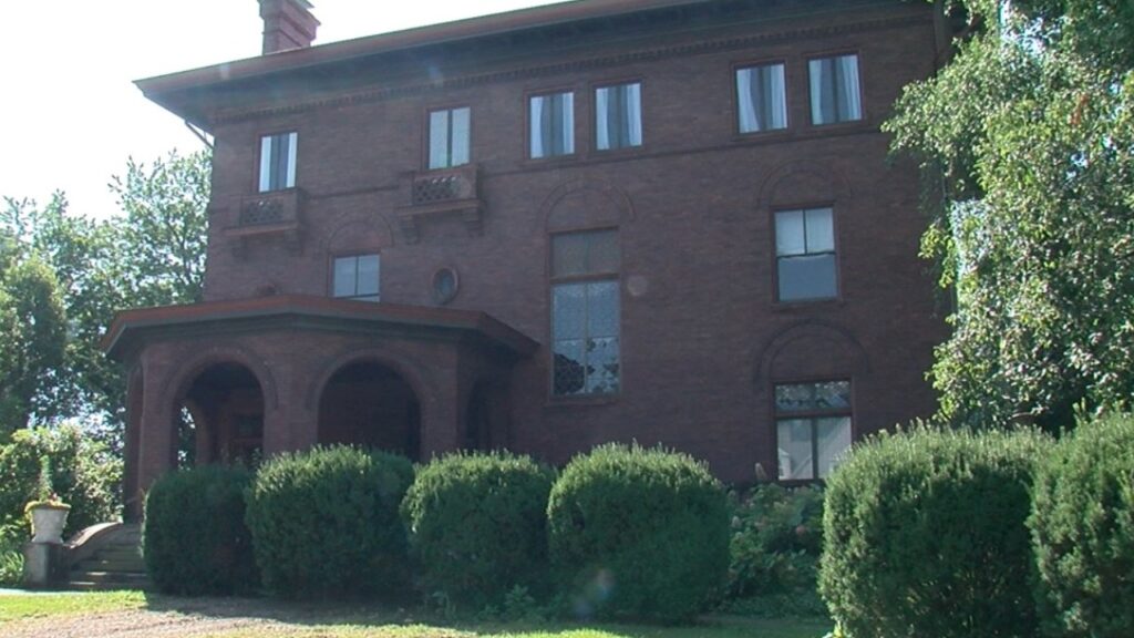 Photo by: Lot Tan The Legionaries of Christ want to house up to 10 priests at this home in North Avondale. Neighbors are lining up in opposition.